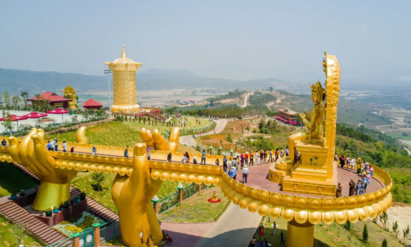 Du khách tìm thấy sự bình yên và thanh tịnh khi trải nghiệm không gian văn hóa tâm linh tại Samten Hills.