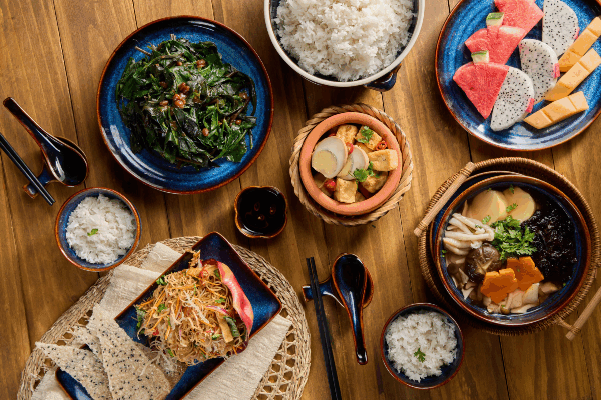 Ẩm thực chay thanh đạm tại nhà hàng Samten Hills Đà Lạt, dịch vụ tính phí riêng.