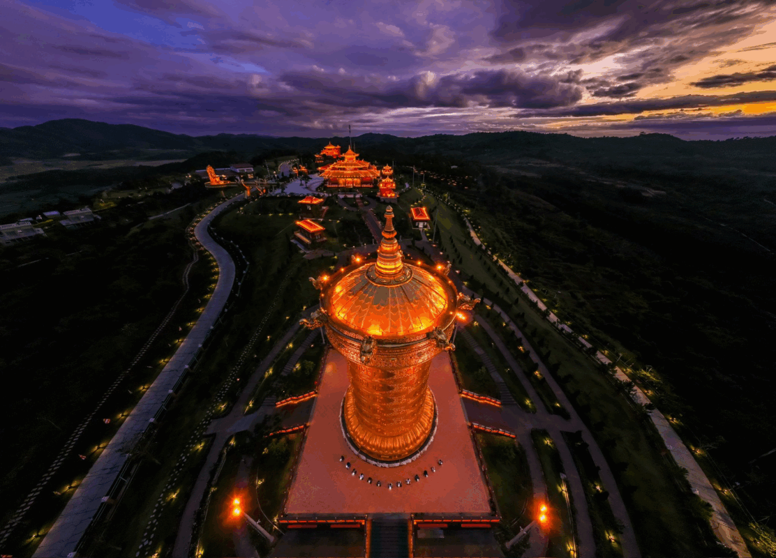 Vẻ đẹp kỳ vĩ của Đại Bảo Tháp Kinh Luân Samten Hills Đà Lạt vào lúc hoàng hôn, thời điểm vàng để tham quan.