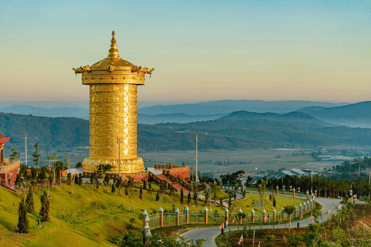 Giới thiệu Đại Bảo Tháp Kinh Luân lớn nhất thế giới tại Samten Hills Đà Lạt, một kiệt tác mạ vàng 24K.