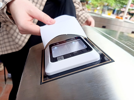 Du khách quét mã QR vé điện tử Samten Hills Đà Lạt, tiện lợi và không cần xếp hàng.