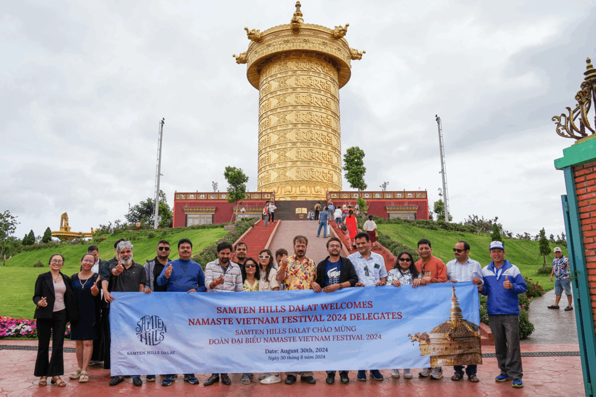 Du khách cần chuẩn bị áo ấm khi tham quan Samten Hills Đà Lạt vào sáng sớm hoặc chiều tối do thời tiết lạnh.