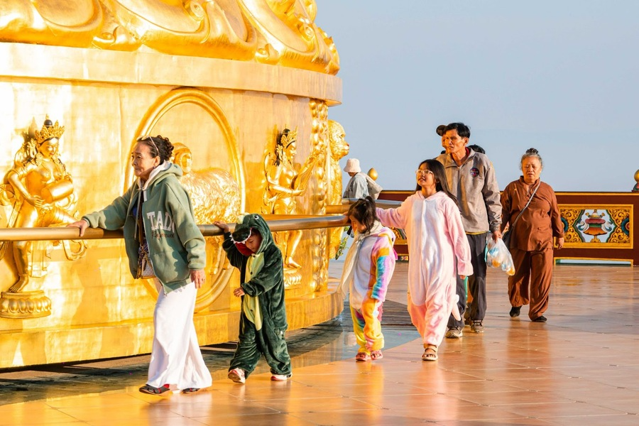 Du khách thực hành pháp đi nhiễu Kora quanh Đại Bảo Tháp Kinh Luân tại Samten Hills để tích lũy công đức.