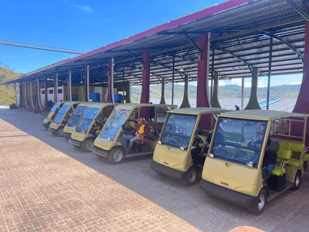 Dịch vụ xe điện di chuyển nội khu tiện lợi đã bao gồm trong giá vé Samten Hills Đà Lạt.